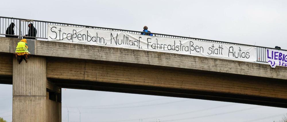 Mehrere Aktivisten seilten sich am Morgen von der Autobahnbrücke über die A3 bei Idstein ab.