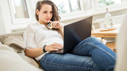 Onlinehändler locken mit Rabatten.