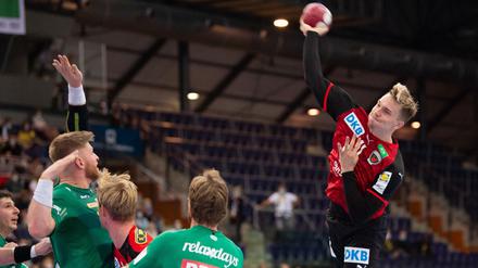 Überflieger. Zugang Lasse Andersson (rechts) hat schon 22 Treffer in drei Spielen für die Füchse erzielt.