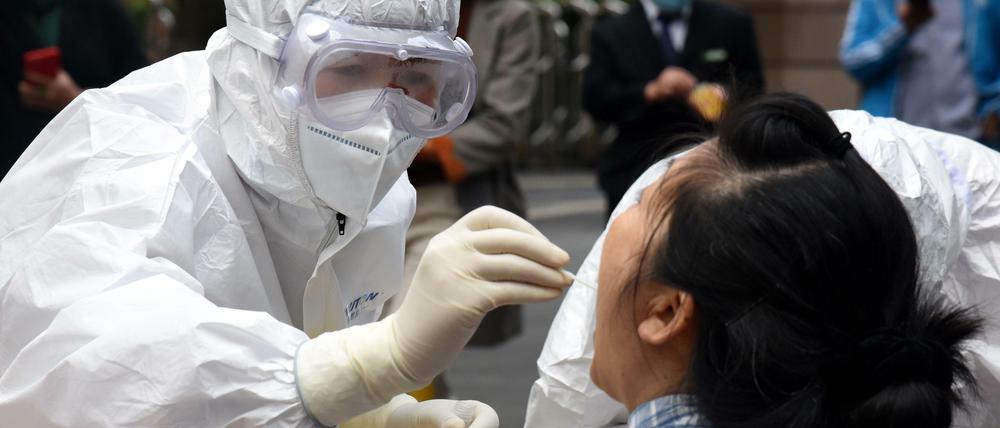 China hat mit drastischen Maßnahmen wie Massentests für Millionen Einwohner die Pandemie einigermaßen im Griff.