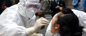 China hat mit drastischen Maßnahmen wie Massentests für Millionen Einwohner die Pandemie einigermaßen im Griff.