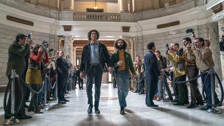 Die Aktivisten Abbie Hoffman (Sacha Baron Cohen) und Jerry Rubin (Jeremy Strong) nutzen den Prozess als Bühne für ihre satirischen Interventionen. 