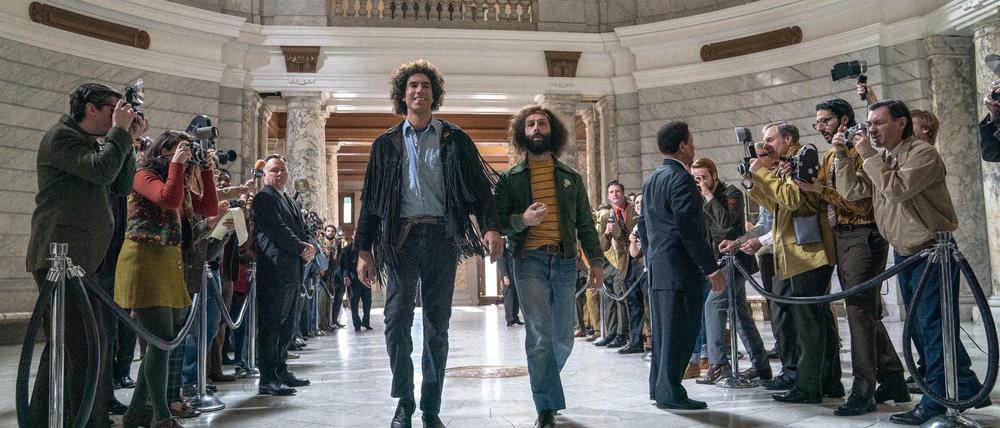 Die Aktivisten Abbie Hoffman (Sacha Baron Cohen) und Jerry Rubin (Jeremy Strong) nutzen den Prozess als Bühne für ihre satirischen Interventionen. 