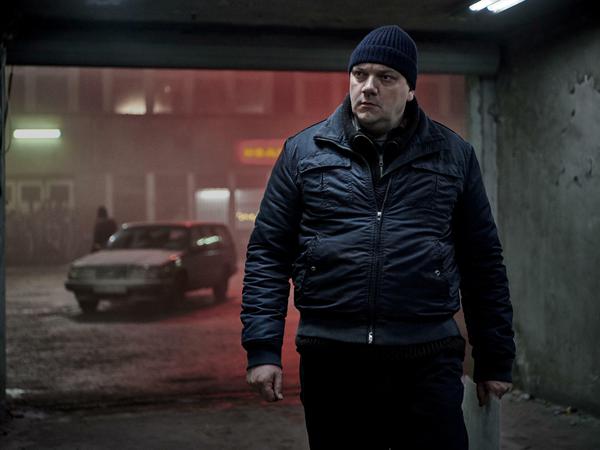 Hübner als wortkarger Hausmeister in der Sky-Serie "Hausen", die am 29. Oktober auf dem Sender startet.