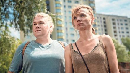 Moni (Christina Große, r.) hilft Silke (Gisa Flake) nach ihrem Sturz auf die Beine.