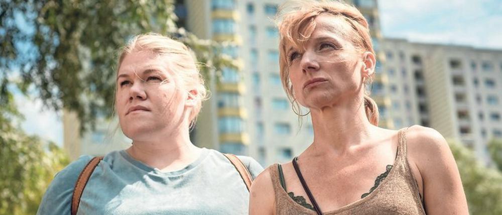 Moni (Christina Große, r.) hilft Silke (Gisa Flake) nach ihrem Sturz auf die Beine.