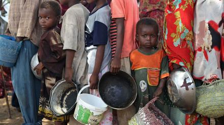 Kinder in Mogadischu stehen Schlange für ein Essen. (Archivbild)