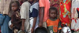 Kinder in Mogadischu stehen Schlange für ein Essen. (Archivbild)