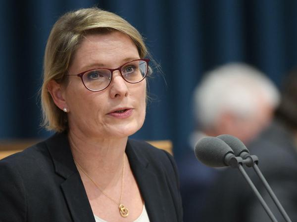 Porträtbild von Stefanie Hubig.