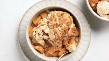 Schmeckt ofenwarm mit einer Kugel Vanilleeis erst perfekt: der Pfirsich-Cobbler - mehr Auflauf als Kuchen, aber auch schon knusprig.