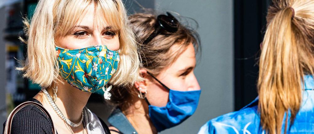 Immer freundlich: So kann man junge Menschen für die Maske motivieren.