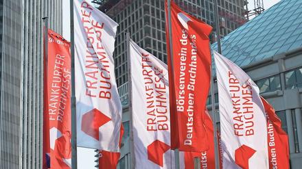 Als wäre alles beim Alten bei der Frankfurter Buchmesse 2020: Wenigstens die Fahnen vor dem Messegelände wehen analog. 