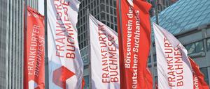 Als wäre alles beim Alten bei der Frankfurter Buchmesse 2020: Wenigstens die Fahnen vor dem Messegelände wehen analog. 