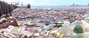 Bei einer Reinigungsaktion beseitigten Honduraner Dutzende Tonnen Müll. Doch der stinkende, dreckige Strom aus Plastik, Kleidung, gebrauchten Hygieneartikeln und Nahrungsresten versiegt nicht.
