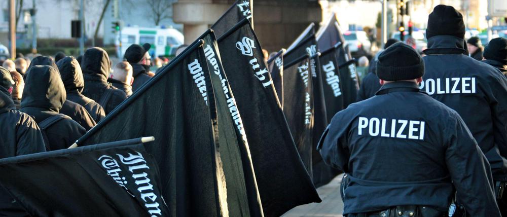 Polizisten begleiten eine rechtsextreme Demonstration.