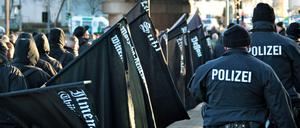 Polizisten begleiten eine rechtsextreme Demonstration.