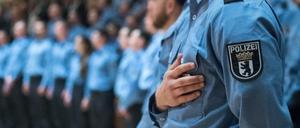 Junge Polizeibeamte bei der feierlichen Vereidigung der Berufsanfänger des mittleren und gehobenen Dienstes bei der Berliner Polizei.