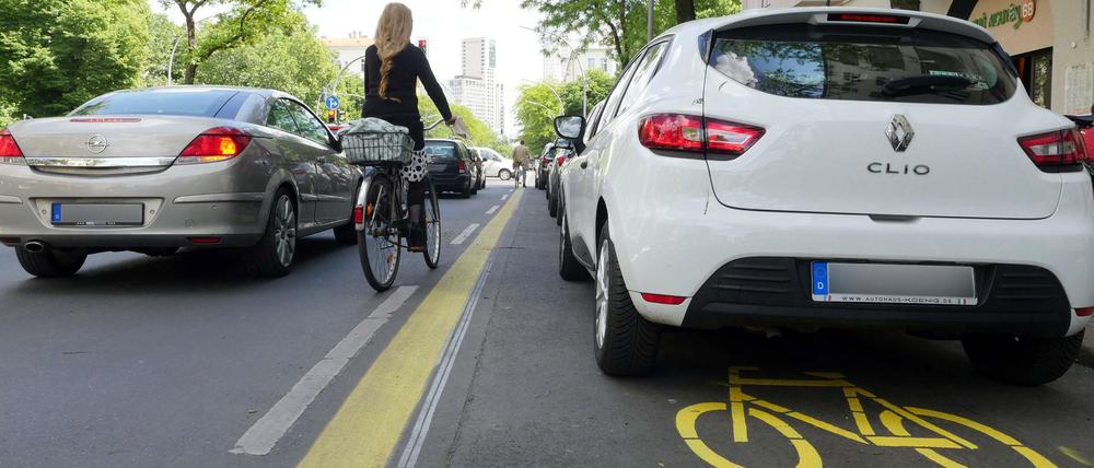 Autos first, Radfahrer nehmen vom Platz, was übrig bleibt - Alltag auf deutschen Straßen.