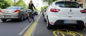 Autos first, Radfahrer nehmen vom Platz, was übrig bleibt - Alltag auf deutschen Straßen.