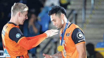 Hier ist deine Medaille. Nach dem Supercup-Triumph mussten sich die Spieler der Volleys gegenseitig ehren. Sergey Grankin (links) beglückwünschte Mitspieler Samuel Tuia.
