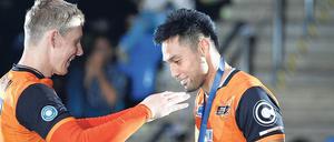 Hier ist deine Medaille. Nach dem Supercup-Triumph mussten sich die Spieler der Volleys gegenseitig ehren. Sergey Grankin (links) beglückwünschte Mitspieler Samuel Tuia.