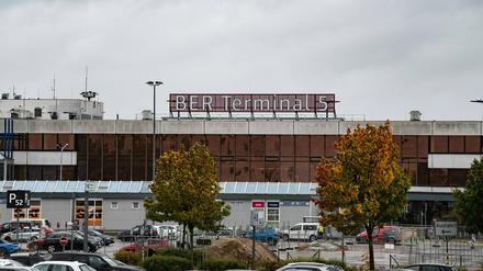  "BER Terminal 5" steht nun auf dem Dach des alten Flughafens Berlin-Schönefeld (SFX). 