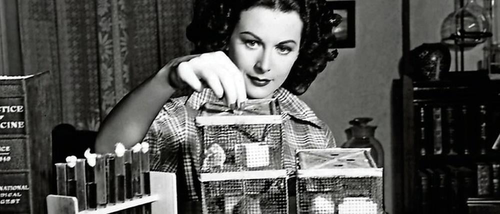 Eine sehr moderne, emanzipierte und selbstbestimmte Frau, deren wissenschaftliche Seite zu Lebzeiten im Schatten blieb: Hedy Lamarr. 