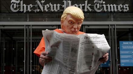 Ein Demonstrant steht mit Trump-Maske in Sträflingskleidung vor der „New York Times“.