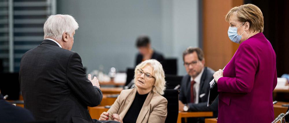 Teile des Problems: Kanzlerin Merkel (r.) mit Justizministerin Christine Lambrecht und Innenminister Horst Seehofer (Foto vom 14. Oktober 2020).