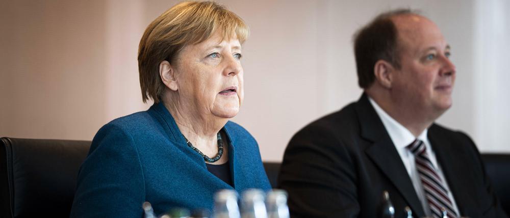 Bundeskanzlerin Angela Merkel und Kanzleramtschef Helge Braun waren mit den Ergebnissen des Corona-Gipfels nicht zufrieden.