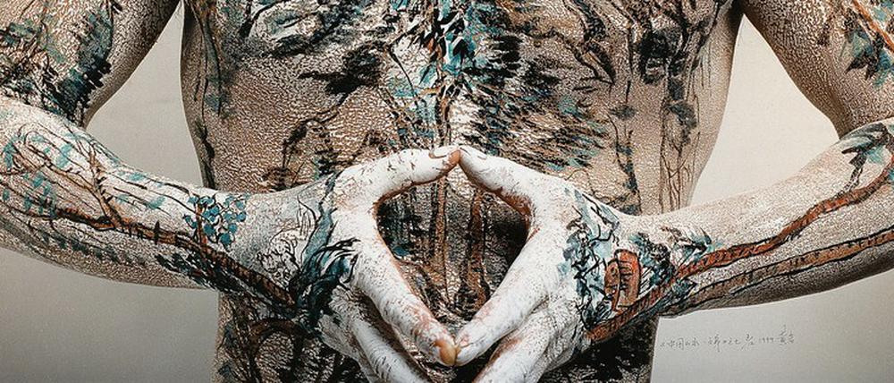 Existenzielle Naturerfahrung. Huang Yan ließ sich 1999 von seiner Frau unter dem Titel „Tattoo, No. 7“ eine klassische Landschaft auf den Leib malen.