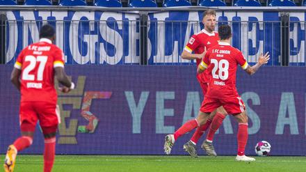 Erfolgsduo. Christopher Trimmel (rechts vorne) flankt, Marvin Friedrich (dahinter) köpft ein – so klappte es am Sonntag beim 1:1 gegen Schalke. 