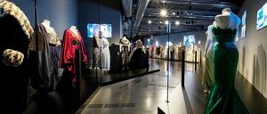 Krinolinen und Matrosenanzüge. Die Kostümgalerie im Filmmuseum am Potsdamer Platz.