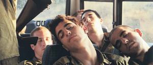 Der israelische Fotograf setzt Kameradschaft rund ums Schlachtfeld in Szene.