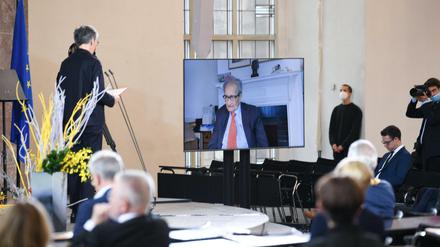 Karin Schmidt-Friderichs (l), Vorsteherin des Börsenvereins des Deutschen Buchhandels, verleiht Amartya Sen, indischer Wirtschaftswissenschaftler, Philosoph und Nobelpreisträger, der aus den USA zugeschaltet ist, in der Frankfurter Paulskirche den Friedenspreis des Deutschen Buchhandels. 