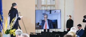 Karin Schmidt-Friderichs (l), Vorsteherin des Börsenvereins des Deutschen Buchhandels, verleiht Amartya Sen, indischer Wirtschaftswissenschaftler, Philosoph und Nobelpreisträger, der aus den USA zugeschaltet ist, in der Frankfurter Paulskirche den Friedenspreis des Deutschen Buchhandels. 