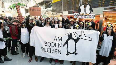 Aktivisten des Bündnisses „Am Boden bleiben“ wollen gegen die BER-Eröffnung demonstrieren.