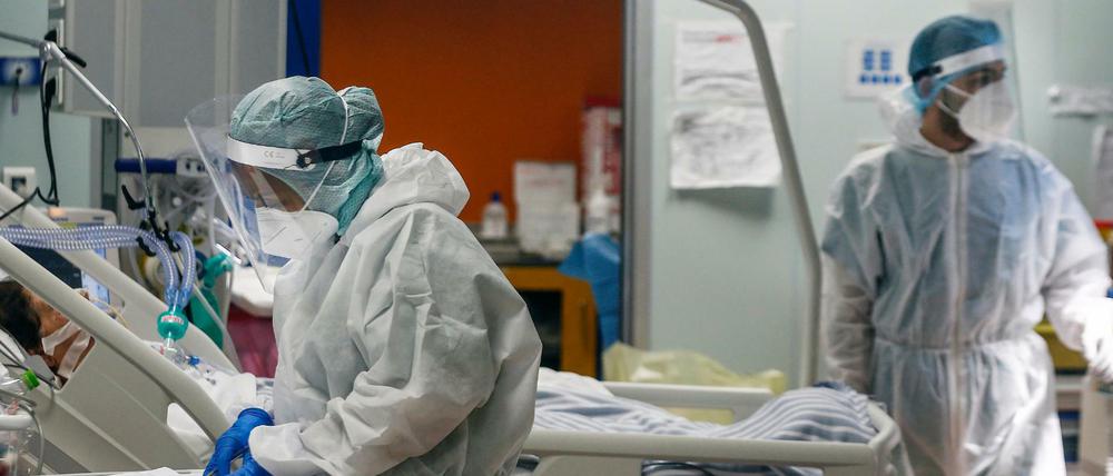 Das medizinische Personal der Intensivstation der Covid-19-Klinik Casalpalocco am Stadtrand von Rom kümmert sich um Patienten.