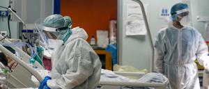 Das medizinische Personal der Intensivstation der Covid-19-Klinik Casalpalocco am Stadtrand von Rom kümmert sich um Patienten.