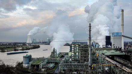 Das Thyssen-Krupp-Stahlwerk in Duisburg ist eine der größten Industrieanlagen in Europa.
