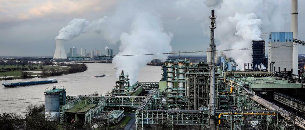 Das Thyssen-Krupp-Stahlwerk in Duisburg ist eine der größten Industrieanlagen in Europa.