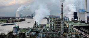 Das Thyssen-Krupp-Stahlwerk in Duisburg ist eine der größten Industrieanlagen in Europa.