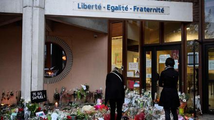 Trauer um Terroropfer. Vor der Schule des am Freitag von einem Islamisten ermordeten Lehrers Samuel Paty zeigen Mitbürger ihre Anteilnahme.
