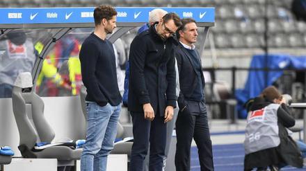 Die Drei von der ... Ersatzbank. Nach der 0:2-Heimniederlage gegen Stuttgart hat Trainer Bruno Labbadia (r.) einigen Spielern eine falsche beziehungsweise fehlende Körpersprache attestiert. Manager Michael Preetz (m.) und Sportdirektor Arne Friedrich (l.) werden ihm nicht widersprochen haben.