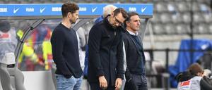 Die Drei von der ... Ersatzbank. Nach der 0:2-Heimniederlage gegen Stuttgart hat Trainer Bruno Labbadia (r.) einigen Spielern eine falsche beziehungsweise fehlende Körpersprache attestiert. Manager Michael Preetz (m.) und Sportdirektor Arne Friedrich (l.) werden ihm nicht widersprochen haben.