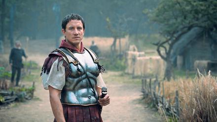 Bei seiner Rückkehr zu den Germanen ist die einstige Geisel Roms noch ein loyaler Offizier des römischen Reichs. Noch liegt ein langer weg vor Arminius (Laurence Rupp), bis er dem großen Imperium die Stirn bietet. 