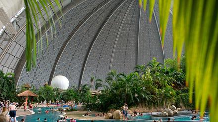 Badegäste im Freizeit-Resort "Tropical Islands" in Krausnick (Brandenburg). 