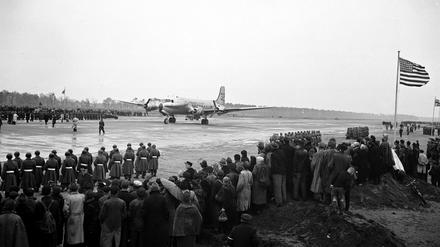 Am 5. November 1948 erreicht die erste C-54 den neuen Flughafen – nach nur drei Monaten Bauzeit.