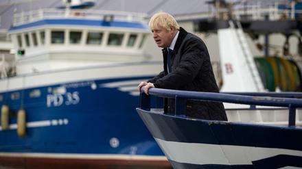 Boris Johnson auf einem Boot.