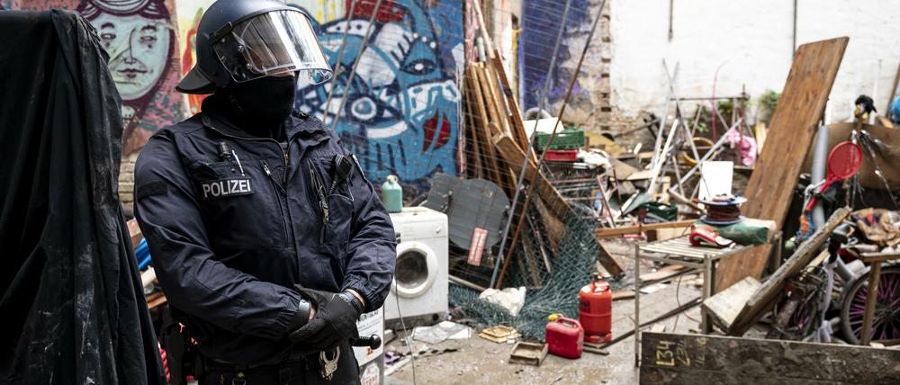 Polizist nach der Räumung im Liebig 34 am 9. Oktober 2020.